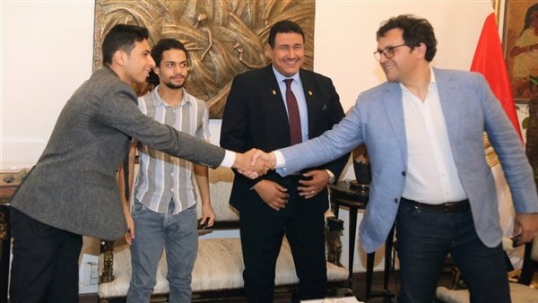 الثقافة حق للجميع.. وزير الثقافة يُسلم بطاقات أهلًا وسهلًا بالطلبة لأوائل المشتركين في المبادرة