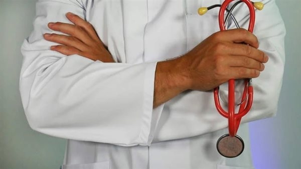يدعي مرضهم.. طبيب أمريكي يسجن 10 سنوات بعد احتياله على مئات المرضى