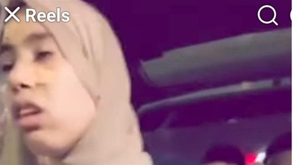 بيصورها وعاوزها تغني.. فيديو فتاة تتعرض للتحرش في ميكروباص يثير الغضب على السوشيال ميديا
