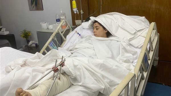 محتاجة معجزة من ربنا.. فتاة تستغيث بعد إصابة شقيقتها بكسور شديدة في حادث سير
