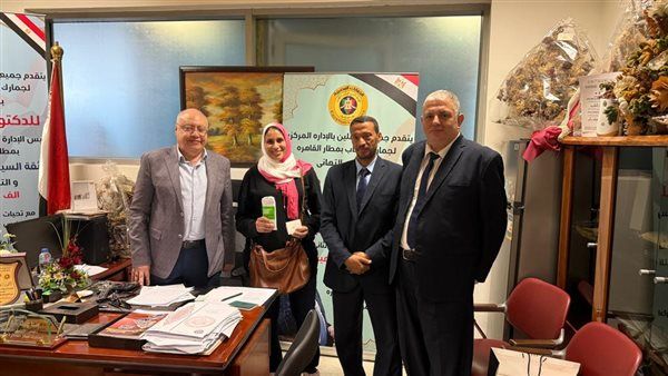 فقدته راكبة مصرية.. مأمور جمارك بمطار القاهرة يعثر على مبلغ مالي كبير