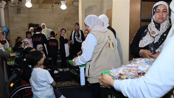 عقب صلاة العيد بالجامع الأزهر.. بيت الزكاة يقدّم الهدايا والحلويات لـ200 صغير من ذوي الهمم