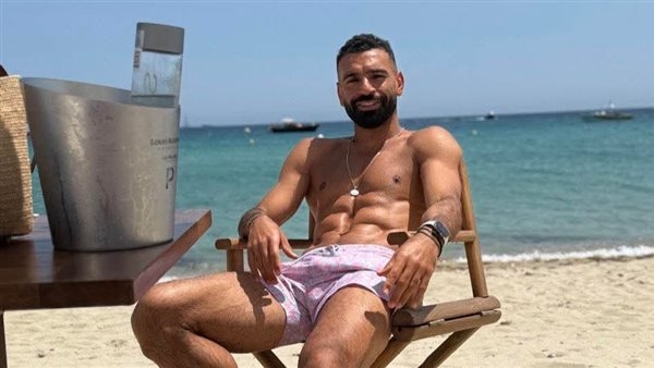 محمد صلاح يصل إلى أحد المنتجعات السياحية بالغردقة لقضاء إجازته السنوية