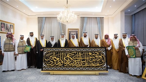 سدنة بيت الله الحرام يتسلمون كسوة الكعبة المشرفة لاستبدالها في غُرة محرم 1447هـ