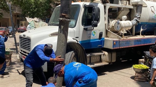 مياه الفيوم:استمرار تطهير شبكات الصرف الصحي بسيارات الفاكيوم والكباش لرفع آثار ذبح الأضاحي