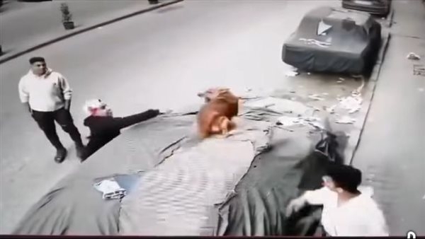 ضربوه بآلة حادة.. الأمن يفحص فيديو تعدي 3 شباب على كلب نائم في الشارع