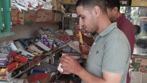 ضبط عبوات غذائية منتهية الصلاحية و5 أطنان مخلل فاسد خلال حملات تموينية بالبحيرة
