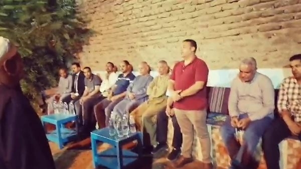 الصلح خير.. طبيب قنا يقدم واجب العزاء لأسرة المسنة المتوفاه