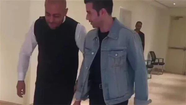 بعد ظهوره بعكاز.. تفاصيل الحالة الصحية لـ تامر عاشور عقب حفل الكويت