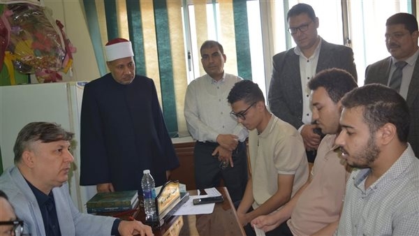 نائب رئيس جامعة الأزهر للوجه القبلي يتابع سير امتحانات الفصل الدراسي الثاني بكلية طب الأسنان