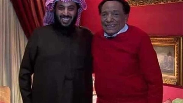 صورة لـ عادل إمام تثير الجدل.. وغياب الزعيم يُشعل مواقع التواصل الاجتماعي