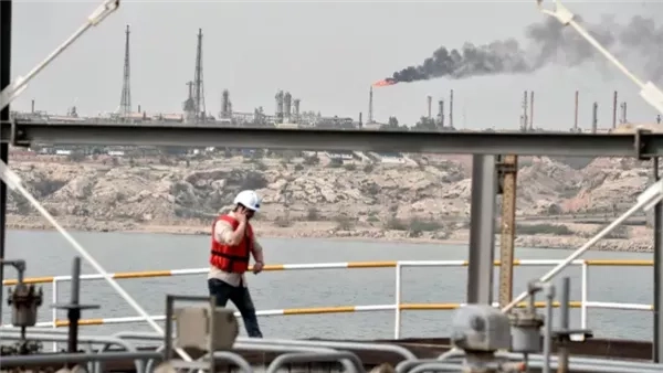 انفجارات تسمع في خرج.. الميناء النفطي الأهم لإيران