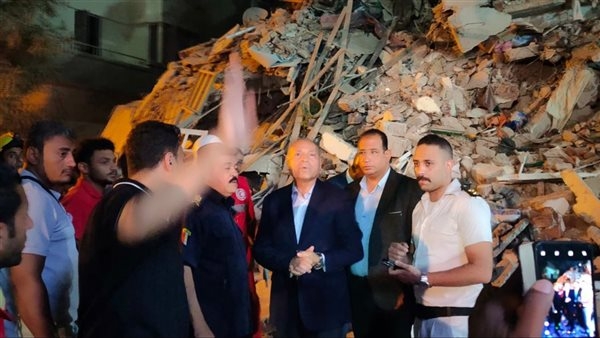 محافظ القاهرة: نواصل البحث عن أي مفقودين تحت أنقاض عقار السيدة زينب المنهار حتى الآن