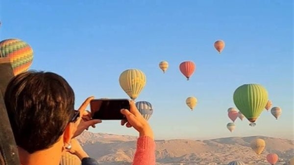 لليوم الرابع.. الرياح توقف رحلات البالون الطائر فوق سماء الأقصر