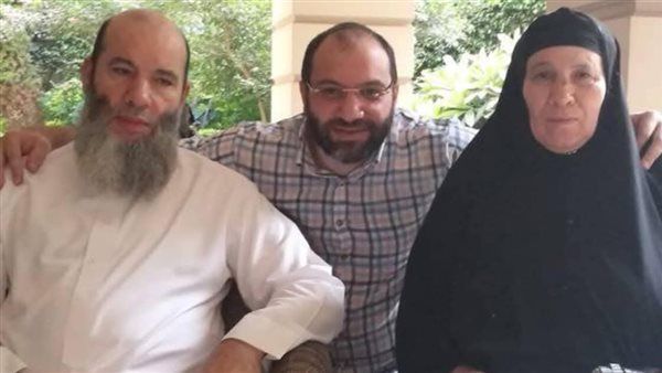 المئات يؤدون صلاة الجنازة على الحاجة سندس والدة الشيخ محمد حسان