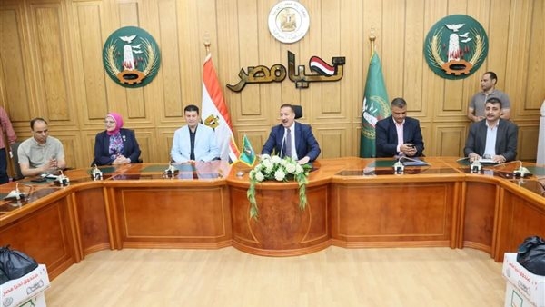 محافظ المنوفية يوزع مساعدات مالية وعينية على 230 حالة إنسانية بقيمة تتجاوز 1.5 مليون جنيه