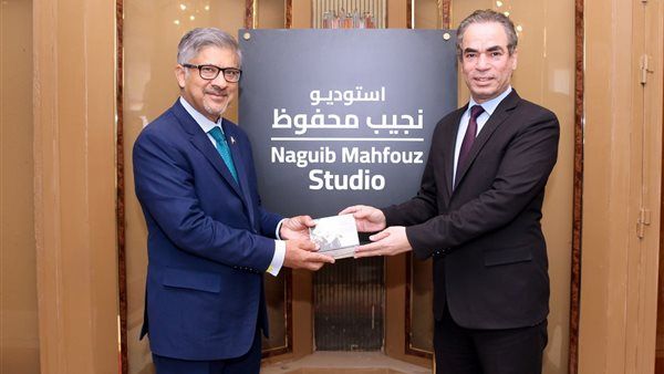 المسلماني يُهدي سفير باكستان مجموعة أم كلثوم خلال زيارته استديو نجيب محفوظ بماسبيرو