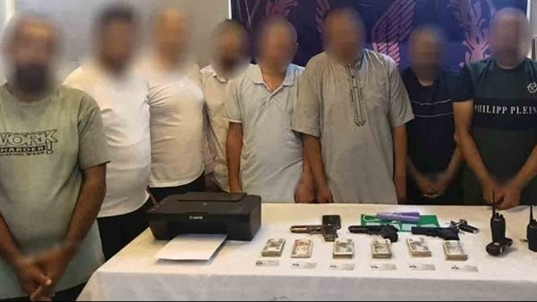 ضبط المتهمين بالاستيلاء على أموال بأسلوب انتحال الصفة في القاهرة