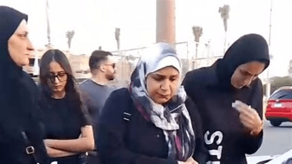 انهيار المخرجة سارة وفيق وإيمان العاصي تساندها في جنازة والدتها بمسجد الحمد بالتجمع