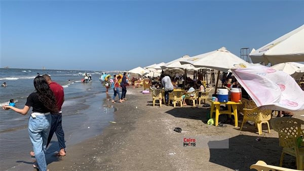 شاطئ بورسعيد.. ملاذ الآلاف من الأسر البسيطة للهروب من حر الصيف بالمجان