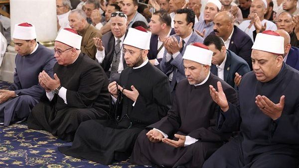 وزير الأوقاف يشهد حلقة ذكر مع رواد مسجد السيدة زينب بعد أداء صلاة الجمعة