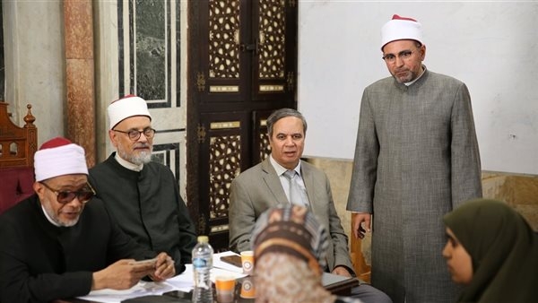 مدير الجامع الأزهر يتفقد اختبارات الدورة الأولى لتأهيل الخريجين للعمل بالرواق الأزهري
