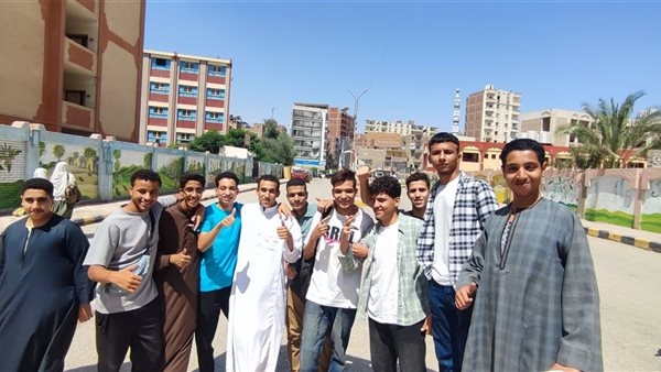 طلاب الثانوية الأزهرية بسوهاج عن امتحان التوحيد: كان سهلًا.. والدرجة النهائية في المتناول