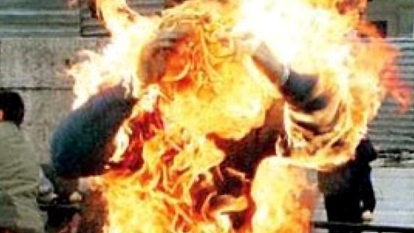 موظف بالأزهر ينهي حياته بإشعال النار في جسده بسوهاج