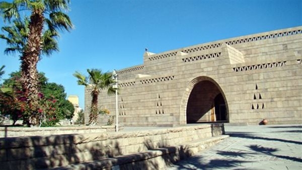 احتفالًا بيوم التراث العالمي.. متحف النوبة يعرض تمثالا لجندي روماني من الحجر الرملي