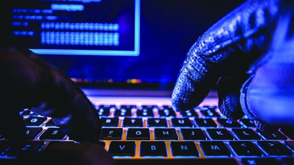 بلاغ يتهم عصابة دولية بالاستيلاء على أموال وعقارات بملايين الدولارات وانتحال صفة رجال أعمال