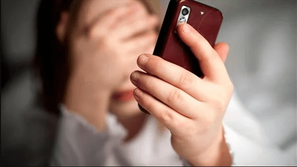 أوهمها بالوظيفة وهددها بالفضيحة.. السجن 3 سنوات لشاب بتهمة ابتزاز فتاة بصور خاصة بقنا