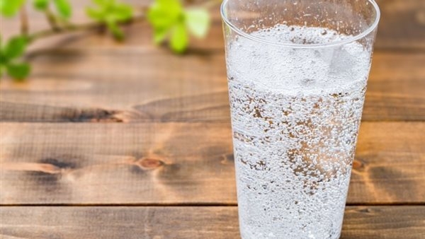 تعرف على المخاطر الصحية لشرب المياه الغازية على معدة فارغة