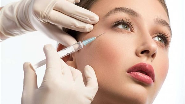 هل البوتوكس يسبب الاكتئاب؟.. جراح تجميل يكشف الحقيقة
