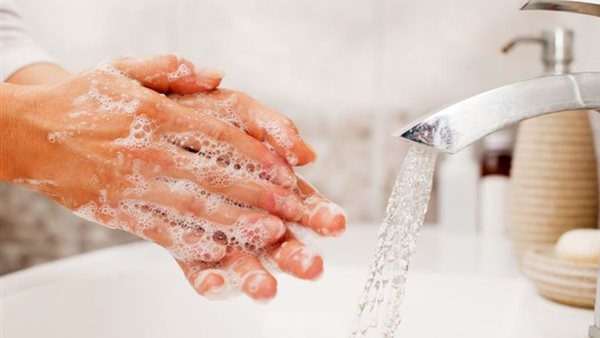 عدم غسل اليدين بعد العطس والسعال..عادات تزيد الإصابة بالأمراض