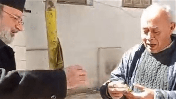 راعي كنيسة الروم الأرثوذكس بدمياط يوزع فوانيس رمضان: ببقى مبسوط وأنا بشارك المسلمين فرحتهم