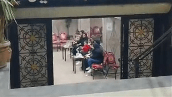 الحزن يسيطر على زوجة إحسان الترك خلال تلقي عزائه بمسجد الخلفاء الراشدين