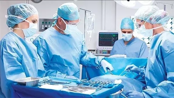 البصة في وشهم بتشفي العليل.. الأطباء تحيل طبيبا للتحقيق بعد حديثه عن الممرضات