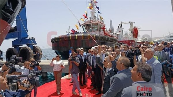 بحضور رئيس هيئة قناة السويس.. لحظة نزول القاطرتين عزم 1 و2 لمياه البحر
