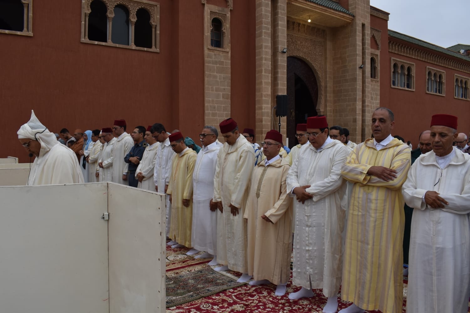 في أجواء مفعمة بالمشاعر الإيمانية..عامل إقليم اشتوكة أيت باها يؤدي صلاة عيد الأضحى بمصلى مسجد الإمام الجزولي+ صور وفيديو