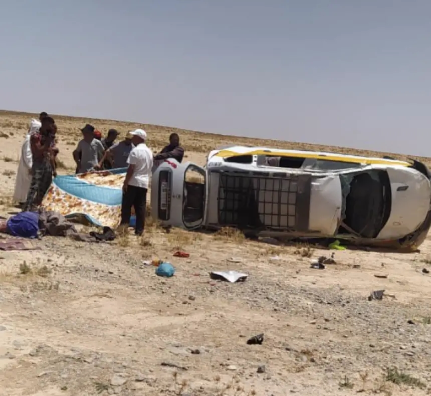 مصرع ثلاثة أشخاص بينهم طفل وإصابة آخرين في حادث انقلاب سيارة أجرة