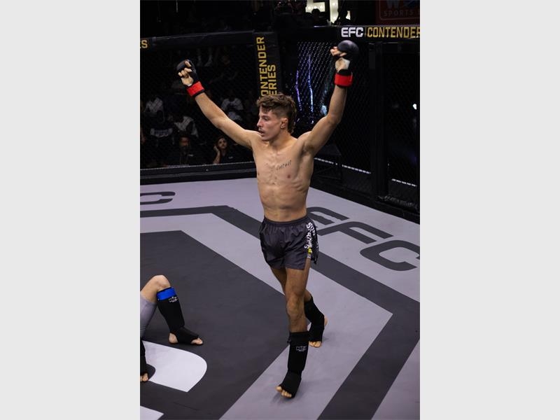 Alberton-trained fighters sign contracts to compete in EFC fight competitions