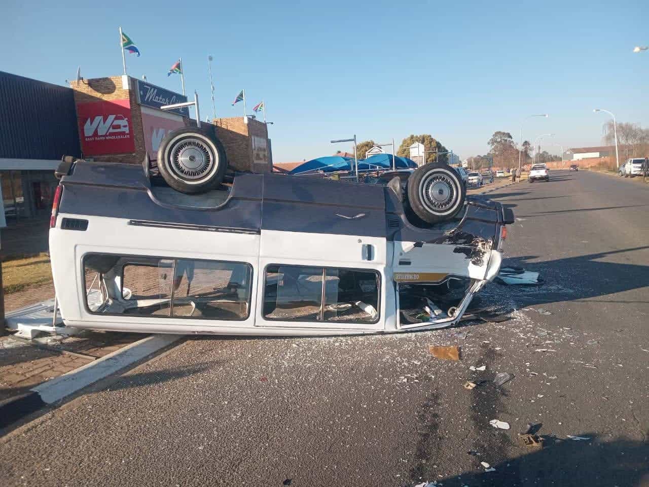 4 passengers seriously injured in minibus accident on Trichardt Road