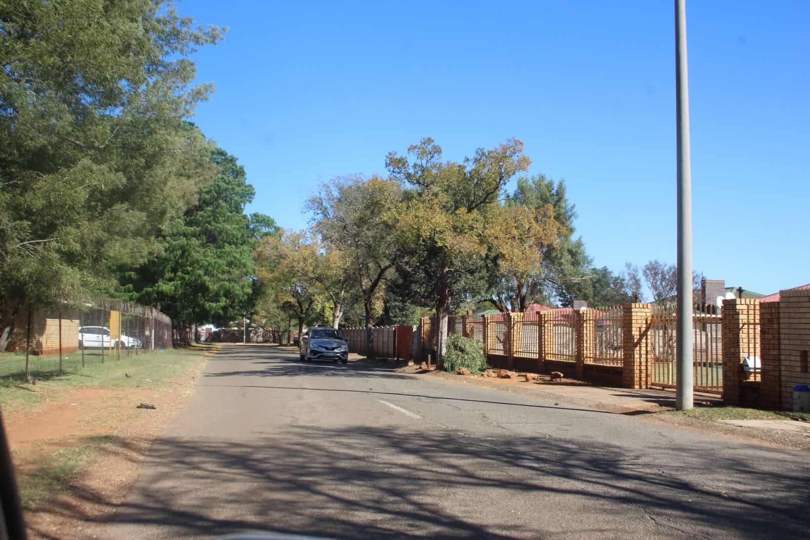 Armed robbery near Hoërskool Carletonville: Family tied up and vehicle stolen