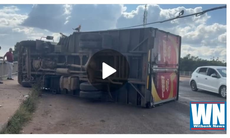 Delivery truck falls over – traffic is very slow on Hans Strydom Bridge