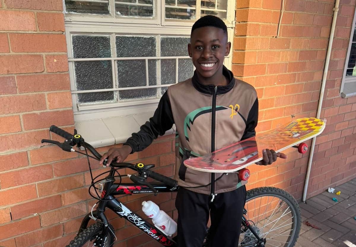 Learner wins bicycle in Laerskool Panorama pop-a-balloon competition