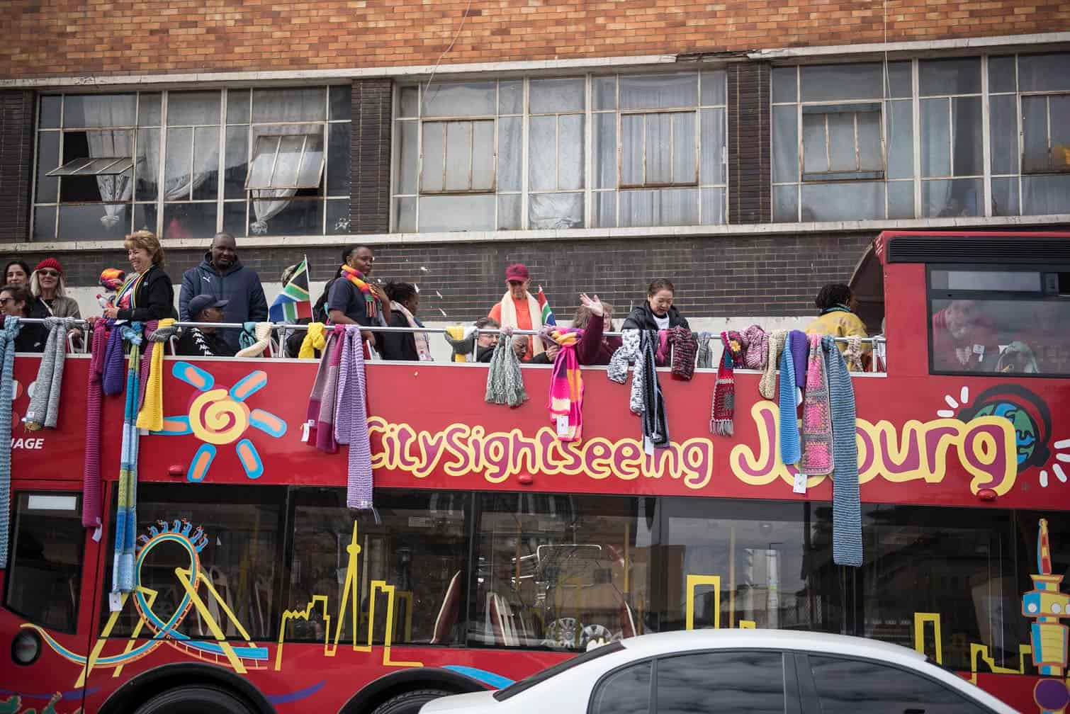 PICTURES: Mandela Day blankets bring warmth to Joburg CBD