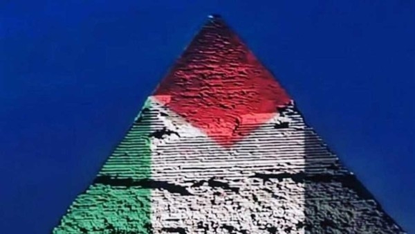 ما حقيقة إضاءة الأهرامات بعلم فلسطين؟