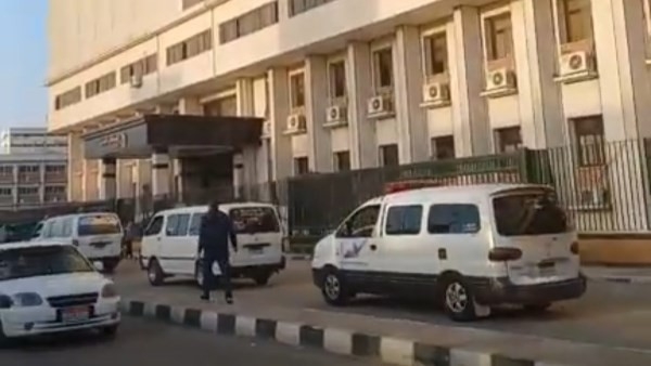 وسط حراسة مشددة.. عمدة قرية العفادرة يتسلم جثامين محمد محسوب و6 من أعوانه.. صور