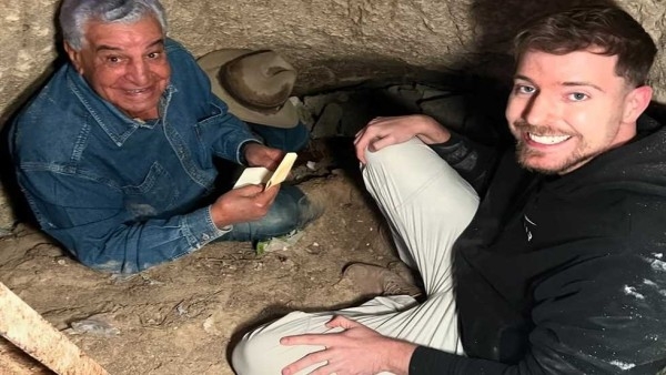 «به مومياء وكلب صغير».. زاهي حواس يكشف كواليس العثور على أقدم تابوت