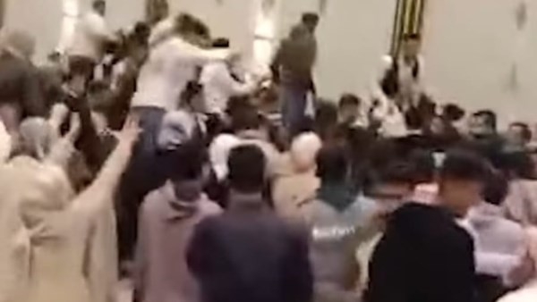 المعازيم كسروا القاعة والعريس قلع الحزام ونزل ضرب في أهل العروسة.. تفاصيل خناقة فرح الشرقية